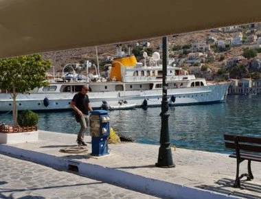 Το εντυπωσιακό πλοίο του προέδρου της Φενερμπαχτσέ τράβηξε τα βλέμματα στη Σύμη (φώτο)